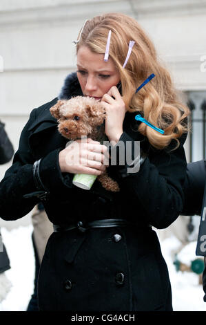 Blake Lively avec son chien caché dans son manteau sur le tournage de 'Gossip Girl' filmé dans l'Upper East Side de Manhattan. La ville de New York, USA - 27.01.11 Banque D'Images