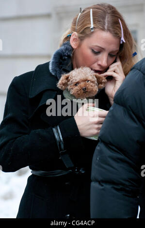 Blake Lively avec son chien caché dans son manteau sur le tournage de 'Gossip Girl' filmé dans l'Upper East Side de Manhattan. La ville de New York, USA - 27.01.11 Banque D'Images