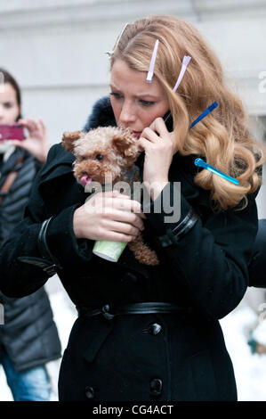 Blake Lively avec son chien caché dans son manteau sur le tournage de 'Gossip Girl' filmé dans l'Upper East Side de Manhattan. La ville de New York, USA - 27.01.11 Banque D'Images