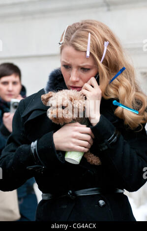 Blake Lively avec son chien caché dans son manteau sur le tournage de 'Gossip Girl' filmé dans l'Upper East Side de Manhattan. La ville de New York, USA - 27.01.11 Banque D'Images