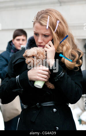 Blake Lively avec son chien caché dans son manteau sur le tournage de 'Gossip Girl' filmé dans l'Upper East Side de Manhattan. La ville de New York, USA - 27.01.11 Banque D'Images