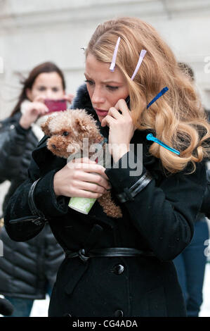 Blake Lively avec son chien caché dans son manteau sur le tournage de 'Gossip Girl' filmé dans l'Upper East Side de Manhattan. La ville de New York, USA - 27.01.11 Banque D'Images