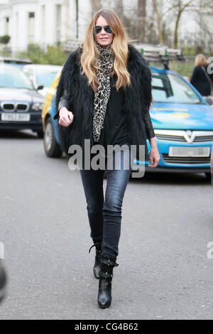 Elle Macpherson après avoir déposé ses enfants à l'école de Londres, Angleterre - 28.01.11 Banque D'Images