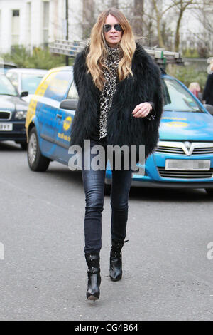 Elle Macpherson après avoir déposé ses enfants à l'école de Londres, Angleterre - 28.01.11 Banque D'Images