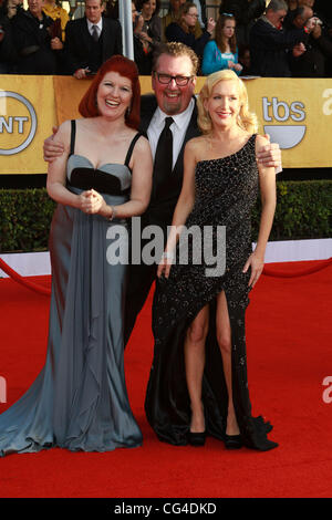 Kate Flannery avec petit ami Chris Haston et Angela Kinsey La 17e édition des Screen Actors Guild Awards (SAG Awards 2011) tenue au Shrine Auditorium & Expo Center - Arrivées Los Angeles, Californie - 30.01.11 Banque D'Images