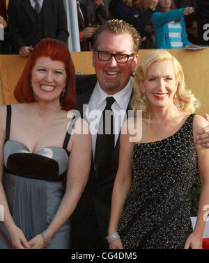 Kate Flannery avec petit ami Chris Haston et Angela Kinsey La 17e édition des Screen Actors Guild Awards (SAG Awards 2011) tenue au Shrine Auditorium & Expo Center - Arrivées Los Angeles, Californie - 30.01.11 Banque D'Images