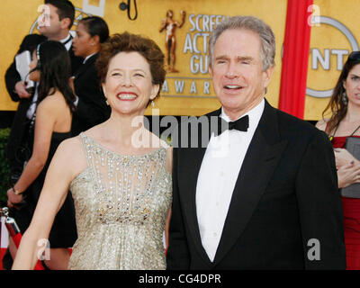 Annette Bening et son mari Warren Beatty La 17e édition des Screen Actors Guild Awards (SAG Awards 2011) tenue au Shrine Auditorium & Expo Center - Arrivées Los Angeles, Californie - 30.01.11 Banque D'Images