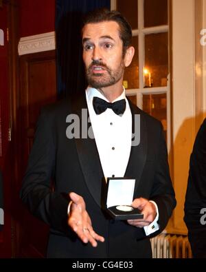 Rupert Everett reçoit la médaille pour le drame d'Oscar Wilde à l'occasion du lancement de la Wilde Festival à Trinity College. Dublin, Irlande - 31.01.11. Banque D'Images