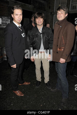 Isaac Hanson Brothers, Zac et Taylor poser pour des photos à l'extérieur du club 100 sur Oxford Street, après avoir effectué un concert de bienfaisance au lieu d'exposition à une soumission pour l'empêcher d'être fermé. Les frères et sœur, mieux connu pour ses longs cheveux blonds et frappé 1997 'M Banque D'Images