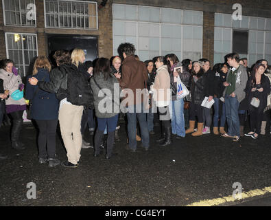 Isaac Hanson Brothers, Zac et Taylor poser pour des photos à l'extérieur du club 100 sur Oxford Street, après avoir effectué un concert de bienfaisance au lieu d'exposition à une soumission pour l'empêcher d'être fermé. Les frères et sœur, mieux connu pour ses longs cheveux blonds et frappé 1997 'M Banque D'Images