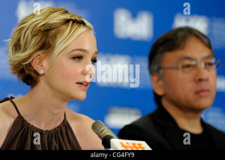 Carey Mulligan et Kazuo Ishiguro La 35e Festival International du Film de Toronto - 'Never let me go' conférence de presse tenue à l'hôtel Hyatt Regency. Toronto, Canada - 13.09.10 Banque D'Images