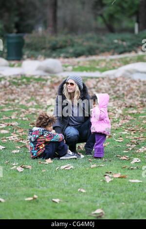 Heidi Klum, Henry et Lou Sulola profiter de Boxing Day jouer à Coldwater Canyon Park Los Angeles, Californie - 26.12.10 Banque D'Images