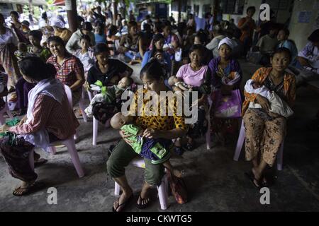 22 août 2012 - Mae Sot, Thaïlande - migrants birmans cherchent l'immunisation de leurs enfants à la clinique Mae Tao près de Mae Sot, en Thaïlande, le jeudi, Août 22, 2012. En raison de récentes mesures prises par des organisations non gouvernementales de la frontière thaïlandaise à l'intérieur de la Birmanie, la clinique Mae Tao, qui fournit des soins de santé à près de 500 migrants birmans par jour, est confrontée à des questions de financement. Fondée en 1989 par Karen ethniques médecin Dr. Cynthia Maung, la clinique a été lancé en réponse directe aux besoins de milliers de réfugiés qui avaient fui en Thaïlande à la suite d'une violente répression des démons pro-démocratie Banque D'Images