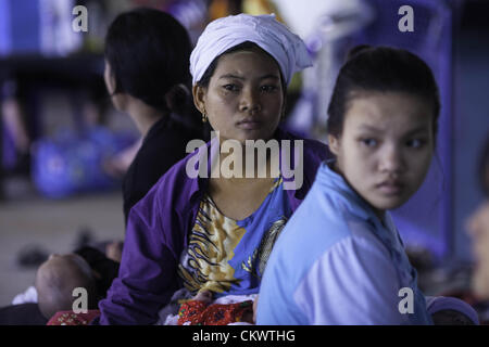 22 août 2012 - Mae Sot, Thaïlande - migrants birmans cherchent l'immunisation de leurs enfants à la clinique Mae Tao près de Mae Sot, en Thaïlande, le jeudi, Août 22, 2012. En raison de récentes mesures prises par des organisations non gouvernementales de la frontière thaïlandaise à l'intérieur de la Birmanie, la clinique Mae Tao, qui fournit des soins de santé à près de 500 migrants birmans par jour, est confrontée à des questions de financement. Fondée en 1989 par Karen ethniques médecin Dr. Cynthia Maung, la clinique a été lancé en réponse directe aux besoins de milliers de réfugiés qui avaient fui en Thaïlande à la suite d'une violente répression des démons pro-démocratie Banque D'Images