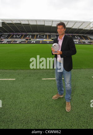 Sur la photo : Swansea manager Michael Laudrup à la F&C Investments League Managers Association (LMA) performance de la semaine prix pour la performance de son équipe contre Queens Park Rangers. Jeudi 23 août 2012 Re : Barclay's Premier League Swansea City FC conférence de presse au Liberty Stadium, dans le sud du Pays de Galles, Royaume-Uni. Banque D'Images