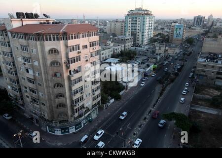 23 août 2012 - La ville de Gaza, bande de Gaza, territoire palestinien - une vue générale de la ville de Gaza montre à partir du haut dans le centre de la bande de Gaza, le 23 août 2012. La bande de Gaza a de petites industries, de la construction et de l'artisanat et un peu d'agriculture, y compris les agrumes, olives, et de l'élevage. Cependant, dépend de Gaza Israël pour près de 90  % de ses importations (essentiellement, les biens de consommation et les matériaux de construction) et les exportations (principalement les agrumes et autres produits agricoles), ainsi que l'emploi. L'économie, comme il est, a été dévastée par les combats récents et, depuis 2007, le bloc israélien Banque D'Images