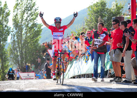 14.03.2011 Jaca, Espagne, Vuelta a Espana, stade 6. Tarazona - Jaca, Katusha 2012, Rodriguez Oliver Joaquin franchit la ligne d'arrivée en tant que gagnant en Jaca Banque D'Images