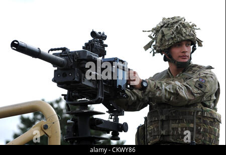 Mitrailleuse de calibre lourd… Brigade mécanisée qui sont déployés en Afghanistan cet automne dans le cadre de l'opération HERRICK 17. L'Helmand Task Force, comme ils seront connus pour la durée de leur visite, est un groupe de travail conjoint mené par la 4e Brigade mécanisée. Ministre de la Défense l'équipement, le soutien et la technologie, Peter Luff et commandant de brigade, le Brigadier Bob Bruce où présents. Le dernier kit est sur le show. Des représentants de l'ensemble du régiment UK inclus : Ecosse - 1 Bataillon du Scot Guards (basé à Catterick) Basses terres d'Écosse - 1 basée à Edimbourg (Écosse) et West Midlands Banque D'Images