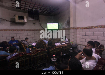 23 août 2012 - La ville de Gaza, bande de Gaza, territoire palestinien - jeunes Palestiniens, regarder un match de football pour l'équipe du FC Barcelone contre le Real Madrid au cours de l'équipe une Supercup Espagnol au café à Deir al-Balah centre de la bande de Gaza, le Août 23, 2012 (Image Crédit : © Ashraf Amra/APA Images/ZUMAPRESS.com) Banque D'Images