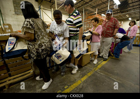 24 août 2012 - Tampa, FL, USA - travailleurs handicapés par un retard au centre de formation de MacDonald remplir le swag 15 000 sacs qui seront distribués aux délégués, VIP et les médias présents à la Convention Nationale Républicaine. Chaque sac comprend des lunettes de soleil, un poncho de pluie, Mitt Romney, dans son livre Pas d'excuses : le cas de la grandeur", un guide pour le RNC 2012, une poche copie de la Constitution et d'autres points d'accueil. Banque D'Images