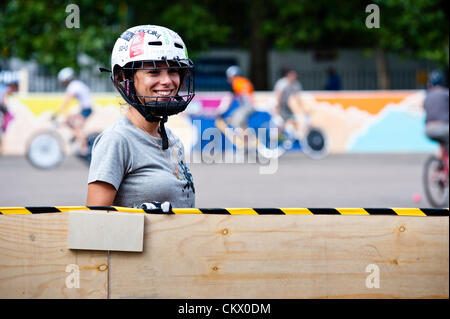 Londres, Royaume-Uni - 24 août 2012 : une fille porte son casque au Hell's Belles Vol 2, Mesdames Bike Polo Tournament à Bethnal Green Gardens. Credit : pcruciatti / Alamy Live News Banque D'Images