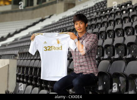 24 août 2012. Sur la photo : nouvelle signature de Swansea, Sung-Yeung Ki au Liberty Stadium, dans le sud du Pays de Galles. Sung-Yeung milieu Ki a terminé son presque 6 millions de livres sterling à Swansea City FC de Celtic. Credit : D Legakis / Alamy Live News Banque D'Images