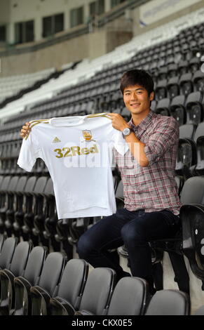 24 août 2012. Sur la photo : nouvelle signature de Swansea, Sung-Yeung Ki au Liberty Stadium, dans le sud du Pays de Galles. Sung-Yeung milieu Ki a terminé son presque 6 millions de livres sterling à Swansea City FC de Celtic. Credit : D Legakis / Alamy Live News Banque D'Images