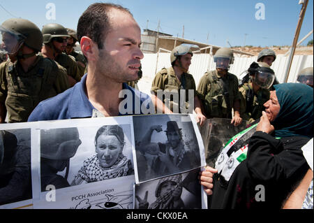 Lors d'une manifestation hebdomadaire contre le mur de séparation israélien dans la ville cisjordanienne de al Ma'sara, les palestiniens détiennent des photos souvenir, Rachel Corrie, qui a été tuée par un bulldozer de l'armée israélienne à Gaza en 2003. Le verdict dans un procès civil intenté par ses parents devrait être annoncé le 28 août. Banque D'Images