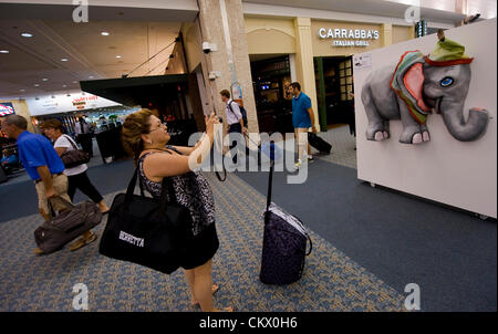 24 août 2012 - Tampa, FL, USA - accueille l'art éléphant visites à l'Aéroport International de Tampa. Quelques 50 000 visites, RNC 15 000 membres des médias et 10 000 manifestants ont commencé à arriver dans la région de Tampa Bay pour la Convention nationale républicaine de 2012. Credit : ZUMA Press, Inc. / Alamy Live News Banque D'Images