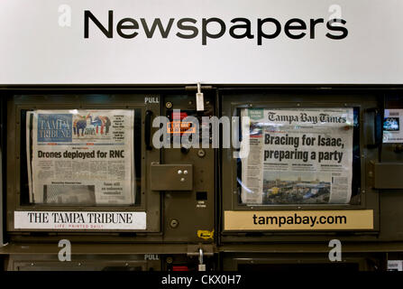 24 août 2012 - Tampa, FL, USA - Journaux en vente à l'Aéroport International de Tampa. Quelques 50 000 visites, RNC 15 000 membres des médias et 10 000 manifestants ont commencé à arriver dans la région de Tampa Bay pour la Convention nationale républicaine de 2012. Credit : ZUMA Press, Inc. / Alamy Live News Banque D'Images