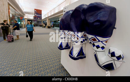 24 août 2012 - Tampa, FL, USA - accueille l'art éléphant visites à l'Aéroport International de Tampa. Quelques 50 000 visites, RNC 15 000 membres des médias et 10 000 manifestants ont commencé à arriver dans la région de Tampa Bay pour la Convention nationale républicaine de 2012. Credit : ZUMA Press, Inc. / Alamy Live News Banque D'Images