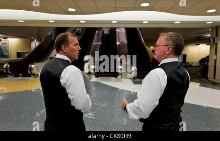 24 août 2012 - Tampa, FL, USA - location de limousine chauffeurs attendent l'arrivée de leurs clients à l'Aéroport International de Tampa. Quelques 50 000 visites, RNC 15 000 membres des médias et 10 000 manifestants ont commencé à arriver dans la région de Tampa Bay pour la Convention nationale républicaine de 2012. Credit : ZUMA Press, Inc. / Alamy Live News Banque D'Images