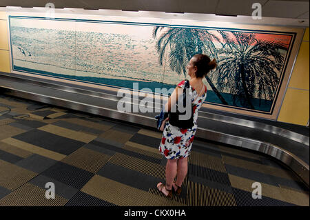 24 août 2012 - Tampa, FL, USA - Une femme attend de ses bagages à l'Aéroport International de Tampa. Quelques 50 000 visites, RNC 15 000 membres des médias et 10 000 manifestants ont commencé à arriver dans la région de Tampa Bay pour la Convention nationale républicaine de 2012. Credit : ZUMA Press, Inc. / Alamy Live News Banque D'Images