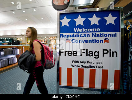 24 août 2012 - Tampa, FL, USA - Affichage à l'extérieur d'un magasin à l'Aéroport International de Tampa. Quelques 50 000 visites, RNC 15 000 membres des médias et 10 000 manifestants ont commencé à arriver dans la région de Tampa Bay pour la Convention nationale républicaine de 2012. Credit : ZUMA Press, Inc. / Alamy Live News Banque D'Images