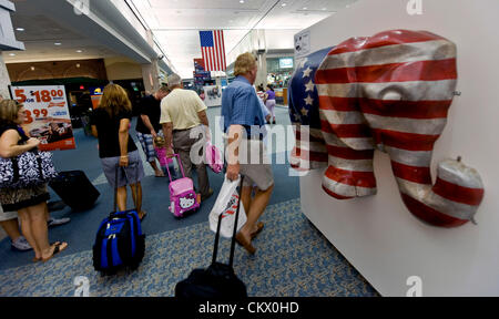 24 août 2012 - Tampa, FL, USA - accueille l'art éléphant visites à l'Aéroport International de Tampa. Quelques 50 000 visites, RNC 15 000 membres des médias et 10 000 manifestants ont commencé à arriver dans la région de Tampa Bay pour la Convention nationale républicaine de 2012. Credit : ZUMA Press, Inc. / Alamy Live News Banque D'Images