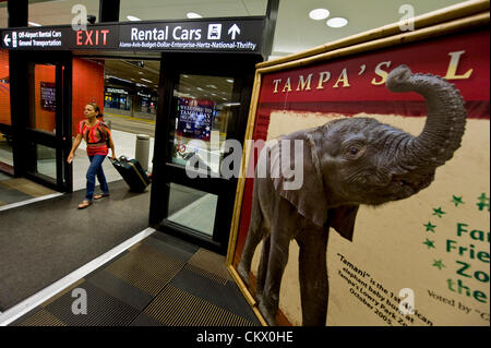 24 août 2012 - Tampa, FL, USA - Une annonce pour Tampa's Lowry Park Zoo accueille les visiteurs à l'Aéroport International de Tampa. Quelques 50 000 visites, RNC 15 000 membres des médias et 10 000 manifestants ont commencé à arriver dans la région de Tampa Bay pour la Convention nationale républicaine de 2012. Credit : ZUMA Press, Inc. / Alamy Live News Banque D'Images