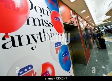 24 août 2012 - Tampa, FL, USA - Une pub pour le Washington Post (à gauche) accueille les visiteurs à l'Aéroport International de Tampa. Quelques 50 000 visites, RNC 15 000 membres des médias et 10 000 manifestants ont commencé à arriver dans la région de Tampa Bay pour la Convention nationale républicaine de 2012. Credit : ZUMA Press, Inc. / Alamy Live News Banque D'Images