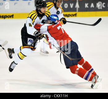 Le 24 août 2012. Match de hockey sur glace trophée européen, la Division de l'Est, CSOB Pojistovna HC Pardubice vs Brynas si à Pardubice, République tchèque. Jiri Gisel (droite) de Pardubice et Victor Berglind de Brynas. (Photo/CTK Josef Vostarek) Banque D'Images