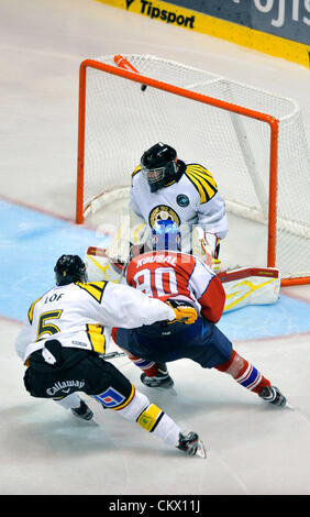 Le 24 août 2012. Match de hockey sur glace trophée européen, la Division de l'Est, CSOB Pojistovna HC Pardubice vs Brynas si à Pardubice, République tchèque. Robert Kousal (milieu) de pousses de Pardubice objectif de 1:1. (Photo/CTK Josef Vostarek) Banque D'Images