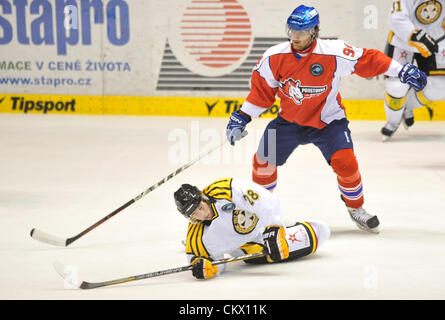 Le 24 août 2012. Match de hockey sur glace trophée européen, la Division de l'Est, CSOB Pojistovna HC Pardubice vs Brynas si à Pardubice, République tchèque. Jiri Cetkovsky (en rouge) de Pardubice et Elias Lindholm de Brynas. (Photo/CTK Josef Vostarek) Banque D'Images