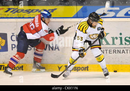 Le 24 août 2012. Match de hockey sur glace trophée européen, la Division de l'Est, CSOB Pojistovna HC Pardubice vs Brynas si à Pardubice, République tchèque. Jan Semorad (gauche) de Pardubice et Andreas Thuresson de Brynas. (Photo/CTK Josef Vostarek) Banque D'Images