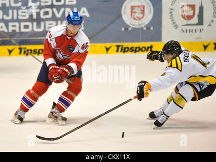 Le 24 août 2012. Match de hockey sur glace trophée européen, la Division de l'Est, CSOB Pojistovna HC Pardubice vs Brynas si à Pardubice, République tchèque. Jan Buchtele (gauche) de Pardubice et Victor Berglind de Brynas. (Photo/CTK Josef Vostarek) Banque D'Images