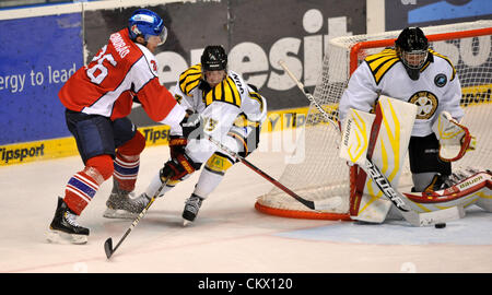 Le 24 août 2012. Match de hockey sur glace trophée européen, la Division de l'Est, CSOB Pojistovna HC Pardubice vs Brynas si à Pardubice, République tchèque. Jan Semorad (gauche) de Pardubice et Ryan Gunderson (milieu) de Brynas. (Photo/CTK Josef Vostarek) Banque D'Images