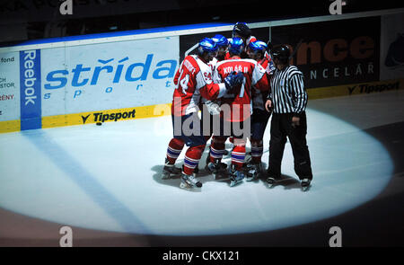 Le 24 août 2012. Match de hockey sur glace trophée européen, la Division de l'Est, CSOB Pojistovna HC Pardubice vs Brynas si à Pardubice, République tchèque. Les joueurs de Pardubice célèbrent objectif de 1:1. (Photo/CTK Josef Vostarek) Banque D'Images