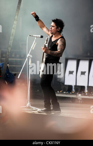 Bullet for My Valentine bassiste Jason James joue à la foule dans le Leeds Festival 2012 à Bramham Park. Leeds, West Yorkshire, Royaume-Uni. 24 août 2012. Banque D'Images