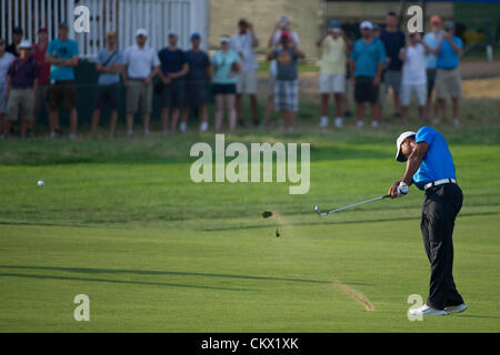 24.08.2012. Bethpage, Farmingdale, NY, USA. Tiger Woods (USA ) hits un tir d'approche sur l'allée du 18e lors de la deuxième ronde de la Barclays championnat pour la Coupe FedEx joué à Bethpage Black à Farmingdale, New York. Banque D'Images