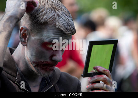 Un zombie Zombie Walk 2012 à Stockholm. Un gars apporte la touche finale à son maquillage zombie. Banque D'Images