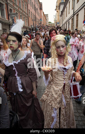 Zombies à Stockholm Zombie Walk 2012. Ici deux femmes zombie vêtu de vieux vêtements. Banque D'Images