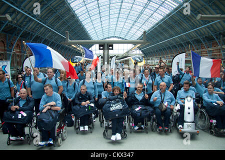 25 août 2012. St Pancras, London, UK. L'équipe paralympique Français arrivent sur l'eurostar à St Pancras en avance sur les Jeux Paralympiques de Londres 2012. Banque D'Images