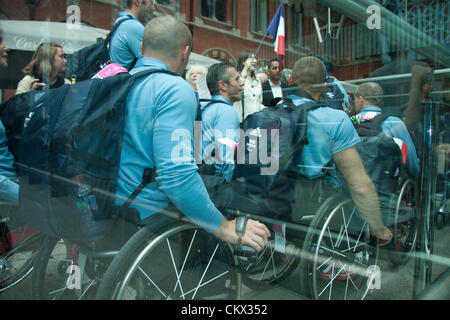 25 août 2012. St Pancras Londres, Royaume-Uni. L'équipe paralympique Français arrivent sur l'eurostar à St Pancras en avance sur les Jeux Paralympiques de Londres 2012. Banque D'Images